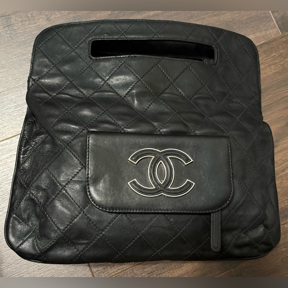 Chanel Hamptons Foldover Clutch Black Quilted Leather Handbag - Picture 5 of 16